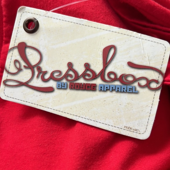 NWT⭐️UNIVERSITY of HOUSTON Cougars TEE Womens SMALL❤️Red V-Neck Cute Back Design - Picture 7 of 9